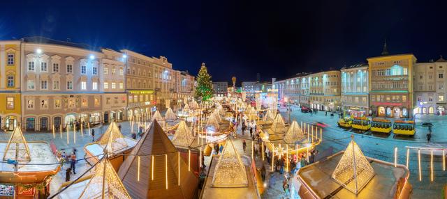 Stimmungsvoll erleuchtet ist der Linzer Hauptplatz. | Foto: Johann Steininger