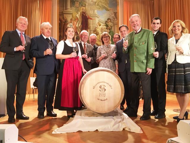 V.l.: NV-Generaldirektor Hubert Schultes, Domprobst Karl Pichlbauer, NÖ Weinkönigin Diana I., NÖ Weinbauverband-Präsident Franz Backknecht, Weinkomitee Thermenregion-Obmann Johann Stadlmann, Bundesministerin Maria Patek, Winzer Gerhard Schagl, Landwirtschaftskammer NÖ-Präsident Johannes Schmuckenschlager, Bgm. Klaus Schneeberger, Winzer Gerhard Schagl jun., Moderatorin Birgit Perl