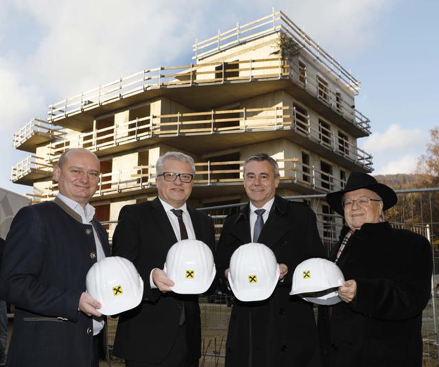 Von links: Vize-Bürgermeister Markus Hein, Bürgermeister Klaus Luger, RLB OÖ-Generaldirektor Heinrich Schaller und Architekt Wolfgang Kaufmann (Kaufmann & Partner Ziviltechniker GmbH).