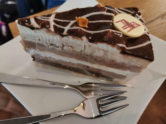 Die XXXLutz Torte. Schokolade - Nuss - Vanille. | Foto: Reisenbauer