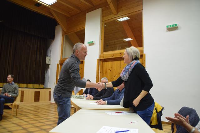 Hauser gratulierte der neuen Kassierin Brigitte Schmid zum angetretenen Amt. | Foto: Siegele