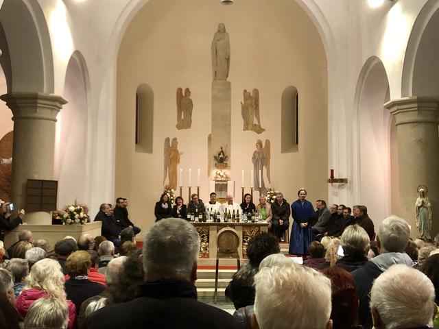 Die Joiser Winzer bei der Weinsegnung mit Österreichs Weinkönigin Tatjana I. in der Herz-Jesu-Kirche in Jois | Foto: Jois Info