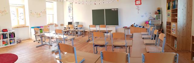 Mit viel Holz wurde im Rahmen der Sanierung eine Atmosphäre zum Wohlfühlen in der Volksschule geschaffen.