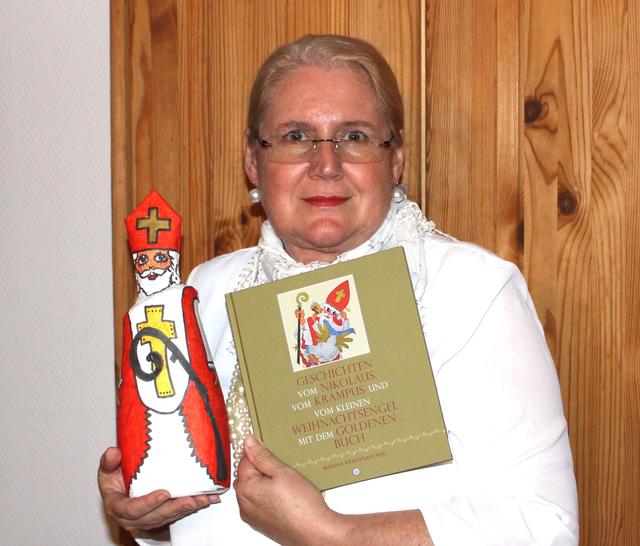 Monika Krautgartner mit ihrem neuen Buch „Geschichten vom Nikolaus, vom Krampus und vom kleinen Weihnachtsengel mit dem goldenen Buch“. | Foto: Krautgartner