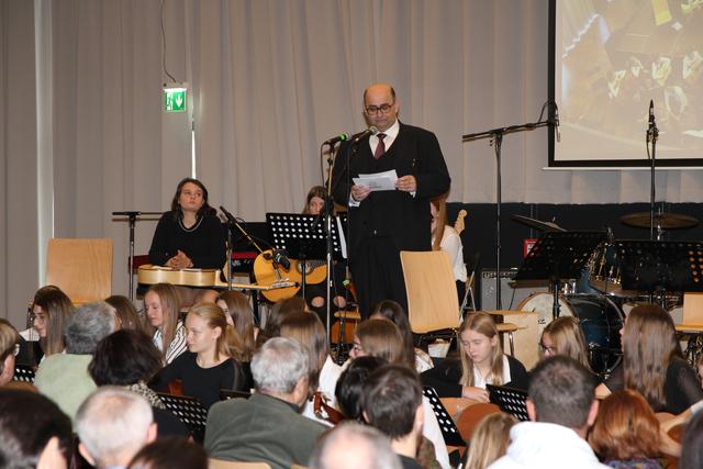 Direktor Gunter Wilfinger übernahm die Begrüßung, bevor zehn Gruppen zu Ehren von Helmut Lenardt aufspielten.  | Foto: Borg Feldbach