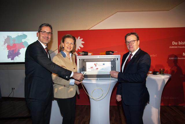 LH Platter spricht bei der Glasfaser-Zusammenlegung zwischen Tirol und Südtirol von einem historisch bedeutsamen Schritt. | Foto: Othmar Kolp