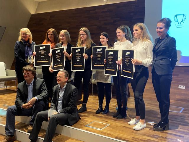 Univ.Prof. Dipl.-Ing.Dr.techn. Edeltraud Hanappi-Egger, FOL Birgit Kaim, Leonie Türk, Lara Stangret, Leonie Hauser, Felicia Ringelhahn, Nina Hochfelsner, MR OStR Mag. Katharina Kiss, Mag. Johannes Lindner, Philip List
 | Foto: HAK Hollabrunn