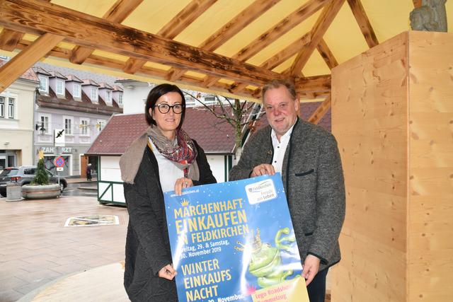 Andrea Pecile vom Stadtmarketing und Bürgermeister Martin Treffner präsentieren ein ganzes Paket an Advent-Veranstaltungen.