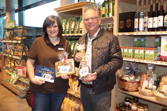 Jeanette Tischler, SPAR-Kauffrau, und Alois Ortner, Obmann von "Esternberg (be)lebt Regionalität".
