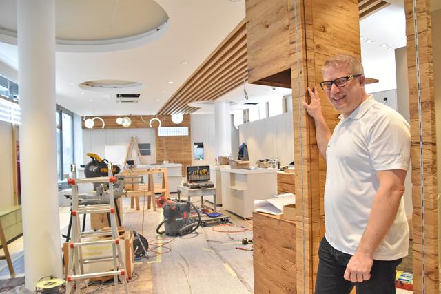 In der neuen St. Leonhard Apotheke im City Center in Tamsweg wird noch gewerkt. Am 2. Dezember öffnet Christian Herbrich dann.