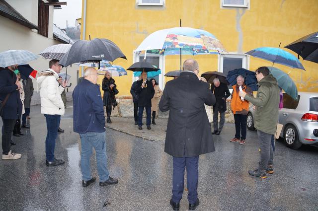 Fragestunde im Regen. Das Team der nonconform Ideenwerkstatt bei der Arbeit. | Foto: Almer