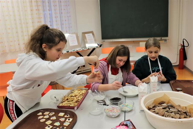 Schüler der 2c NMS Hitzendorf unterstützen den Sozialkreis der Pfarre mit einer Weihnachtskekse-Aktion