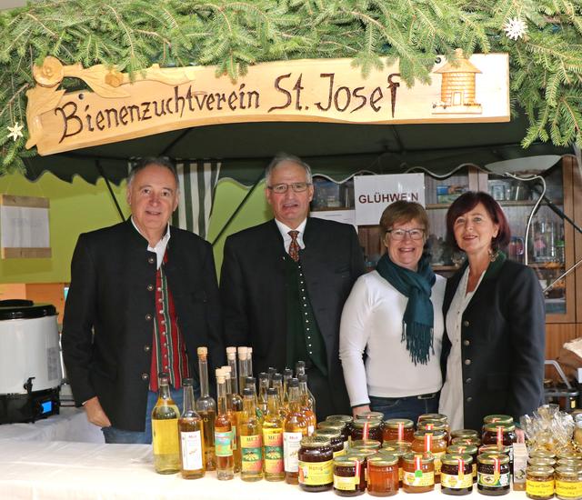 Ein beliebter Treffpunkt beim Adventmarkt ist der Stand des Bienenzuchtvereins St. Josef.  | Foto: St. Josef