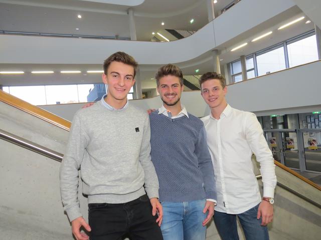 Clemens Walter, Paul Spitzer und Jakob Mayerhofer in der Aula der HAK 22 in der Polgarstraße.