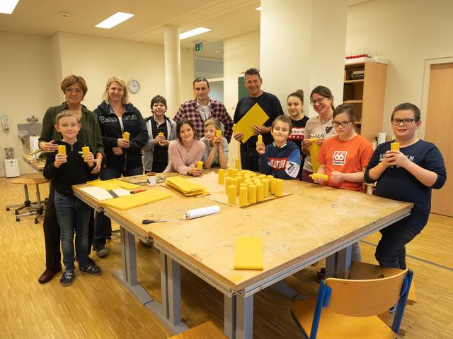 Die Sonderschule Purkersdorf und Imker Bieno stellen Naturadventkränze her.