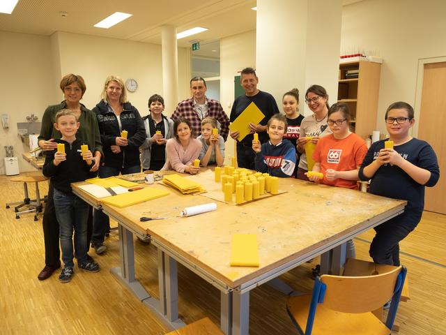 Die Sonderschule Purkersdorf und Imker Bieno stellen Naturadventkränze her. | Foto: Schwarz