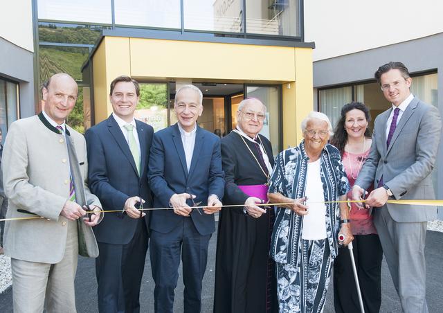 Bezirkshauptmann Andreas Rimmer, Landtagsabgeordneter Christoph Kaufmann, Caritas Präsident Michael Landau, Propst Bernhard Backovsky, Bewohnerin Marie-Elisabeth Cuda, Leiterin Haus St. Leopold Andrea Goldemund, Bürgermeister Stefan Schmuckenschlager
