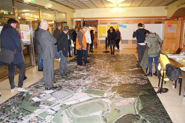 Auf einer riesigen Luftbildaufnahme der Voitsberger Innenstadt wurde diskutiert und geplant.