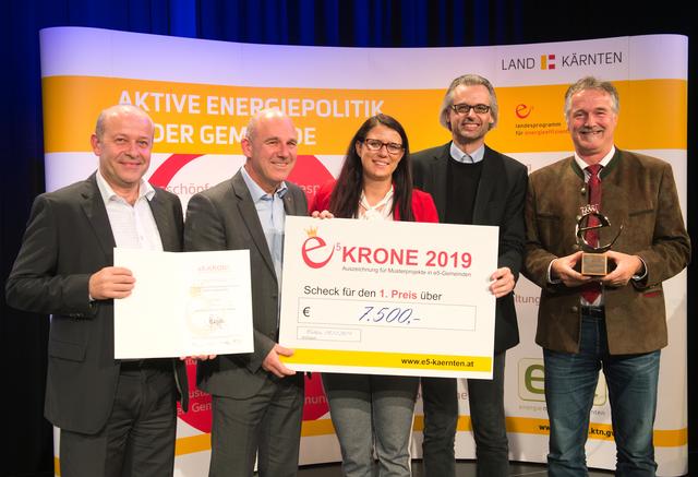 Vizebürgermeister Hribar und Bürgermeister Smrtnik haben die Auszeichnung entgegengenommen