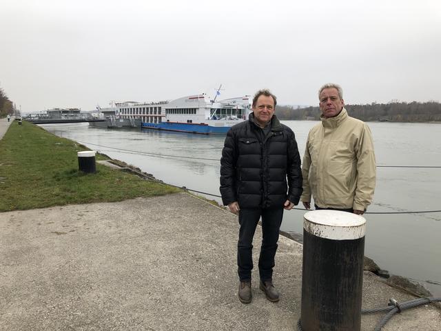 Bei der Schiffsanlegestelle Nussdorf: Die beiden Bezirkspolitiker Heinz Hieber (Grüne, l.) und Thomas Mader (SPÖ). | Foto: Thomas Netopilik