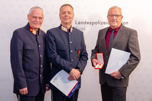 Der Landecker Bezirkspolizeikommandant Obstlt Werner Hauser gratulierte ChefInsp Anton Krammer und KontrInsp i.R. Peter Adelsberger (v.l.). | Foto: Landespolizeidirektion Tirol, Christian Viehweider