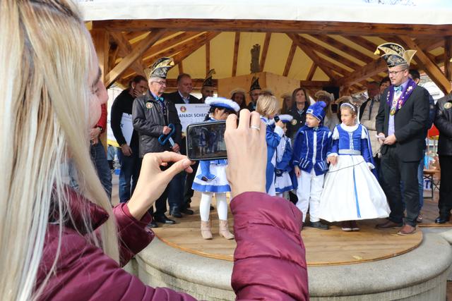 Die Narren des Feldkirchner Faschingsklubs standen auf dem Hauptplatz im Rahmen des Narrenweckens stets im Fokus | Foto: kope/FFK