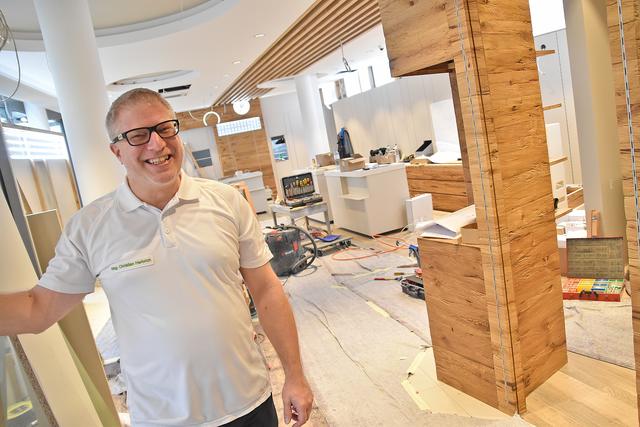 Apotheker Christian Herbrich bei einer Baustellenbesichtigung.