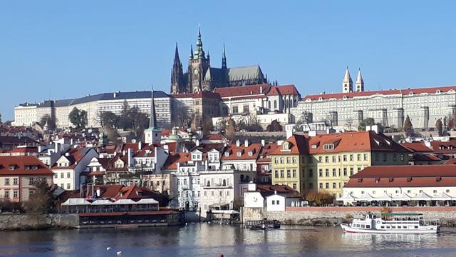 Ein Blick von der Karlsbrücke über die Moldau auf die Prager Burg und den Veitsdom.