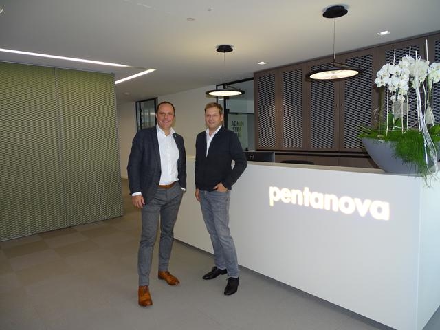 Bürgermeister Christoph Stark beglückwünschte Geschäftsführer Michael Kolb zum neuen pentanova-Büro.