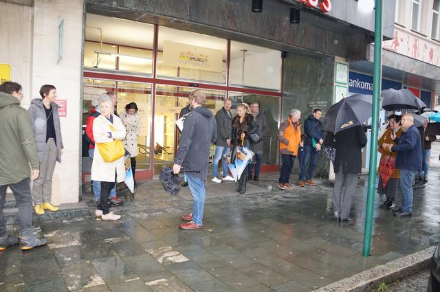 Startschuss im Regen. Die Begehung der Innenstadt wurde drastisch verkürzt. | Foto: Almer