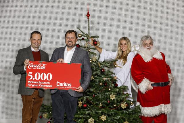 Caritasdirektor Hannes Ziselsberger und Philipp Bodzenta (Coca-Cola) mit Christkind und Weihnachtsmann.