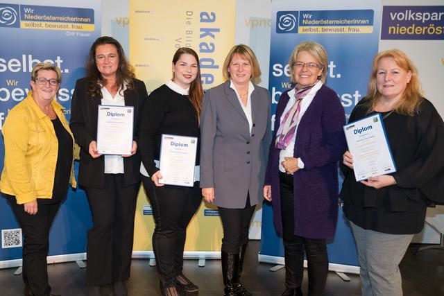 Landesgeschäftsführerin Dorothea Renner, Frauenlehrgangs-Absolventinnen Martina Vitera und Ruth Heinisch, Bezirksleiterin Silvia Hickelsberger, Landesleiterin und Landesrätin Petra Bohuslav und Frauenlehrgangs-Absolventin Claudia Dornhecker. | Foto: Josef Bollwein