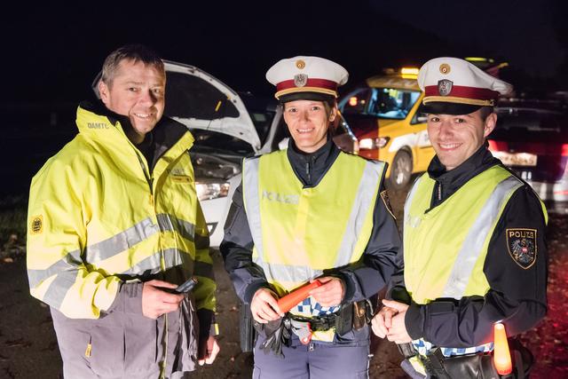 ÖAMTC-Mitarbeiter und Polizisten sorgten gemeinsam für mehr Licht auf den Straßen im Bezirk.