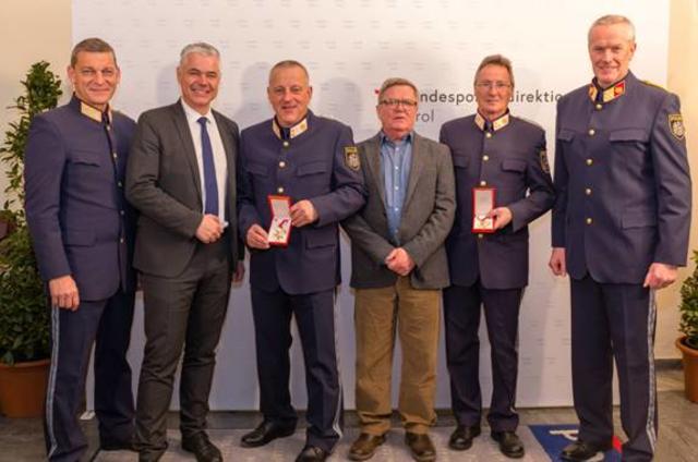 V.l.: Helmut Tomac, BH Innsbruck-Land Michael Kirchmair, KontrInsp Johannes Spörr, KontrInsp i.R. Harald Heissenberger, ChefInsp. Johann Ortner und BPKdt. Innsbruck-Land Obst. Gerhard Niederwieser | Foto: LPD/Christian Viehweider
