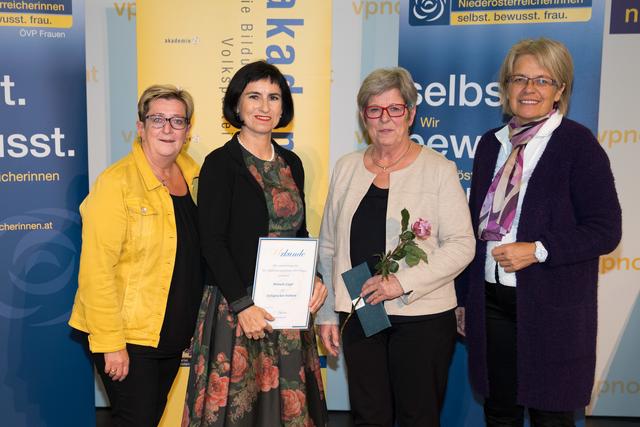 Landesgeschäftsführerin Dorothea Renner, Bezirksleiterin Manuela Gieger, "erfolgreich.frau"-Kandidatin Hannelore Klima, Landesleiterin Petra Bohuslav
 | Foto: Josef Bollwein