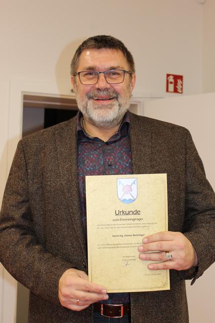 Für seine langjährige wirtschaftliche Tätigkeit wurde Günter Benninger, Geschäftsführer von Promotech, der Ehrenring der Gemeinde Schalchen überreicht.