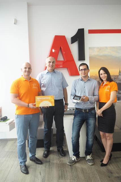 Kooperation mit A1: (von links nach rechts) Alexander Krätschmer, Head of Sales Salamantex, Christian Libiseller, Produktmanager - Application Services A1, Kevin Walzer, Bsc A1 Payment Produktmanager und Jasmin Schierer, Head of Marketing Salamantex bei der Übergabe und Installation der erweiterten Payment Software im A1 Store Kärnterstraße