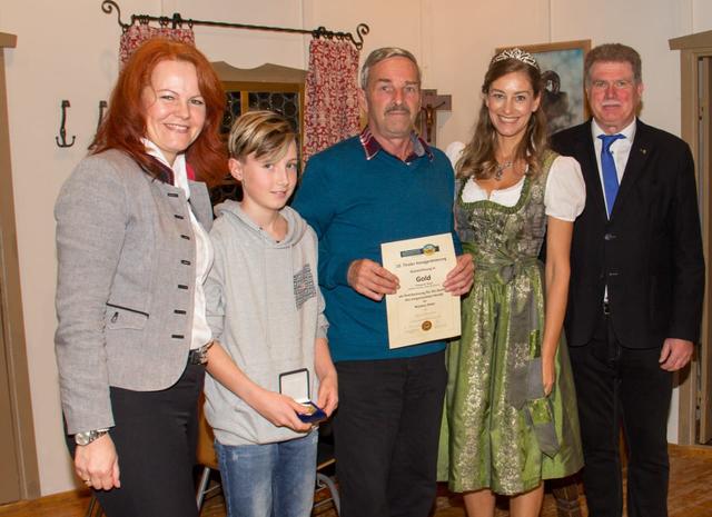 Erreichte für den Waldhonig die volle Punktezahl und damit "Gold": Telfer Imker Peter Wacker (mitte) mit Enkel Thomas sowie LA und VBgm. von Telfs Cornelia Hagele (li.), Honigkönigin Klara Neurauter und Präsident des Österr. Imkerbundes Reinhard Hetzenauer. | Foto: Imkerverei