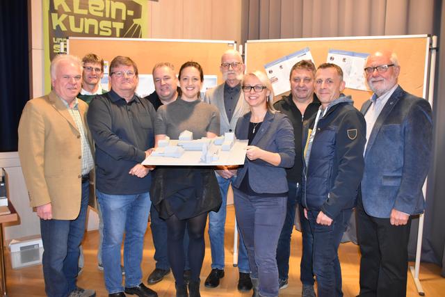 Jetzt noch klein, bald Realität: Architektin Maul (Mitte) präsentierte das Projekt Gebäudeadaptierungen.