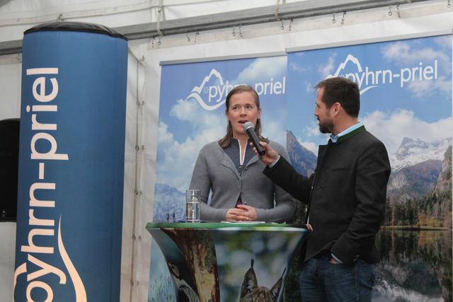 Tourismus-Geschäftsführerin Marie-Louise Schnurpfeil im Interview mit Daniel Hinterramskogler | Foto: Weymayer