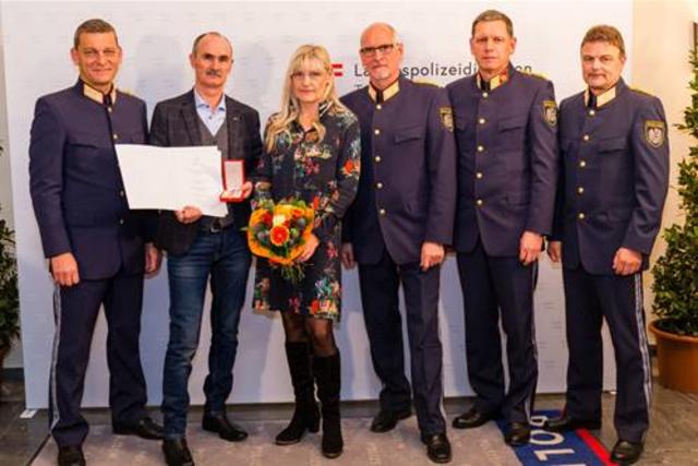 V.l.: Helmut Tomac, KontrInsp i.R. Albert Saxer mit Frau,
Edelbert Kohler, Obst Markus Widmann und GM Johannes Strobl | Foto: LPD/Christian Viehweider