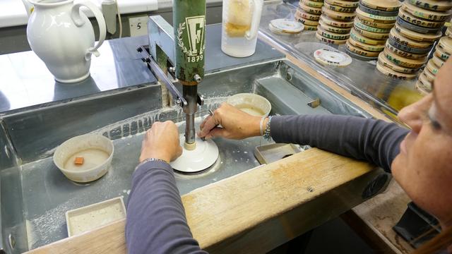 Von der Herstellung der Form bis zur Glasur des Porzellans vergehen in der Leopoldstädter Manufaktur oft mehrere Wochen. | Foto: Susen Okotie