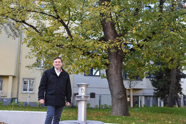 Im neuen Miesbachgarten in der Vivenotgasse gibt es auch einen Trinkbrunnen. Am Foto: Bezirksvorsteher Wilfried Zankl (SPÖ) bei der Park-Besichtigung.