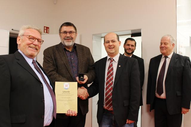 Günter Benninger (m.) wurde der Ehrenring der Gemeinde Schalchen von Bürgermeister Andreas Stuhlberger (3.v.r.) überreicht.