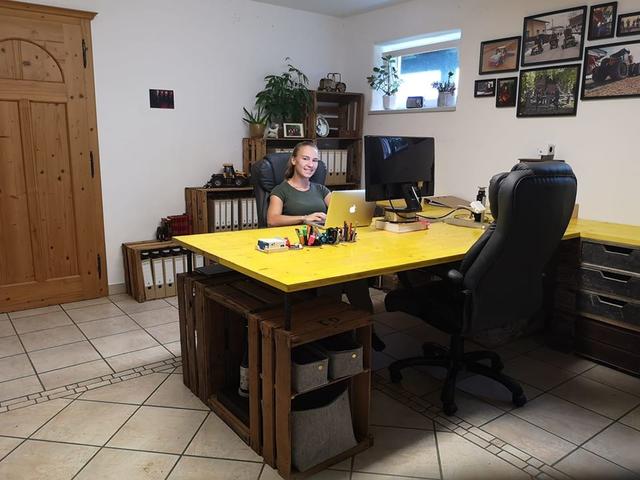 Katja Müllner gestaltet den Online-Auftritt des Hofes und der Produkte. | Foto: Müllner