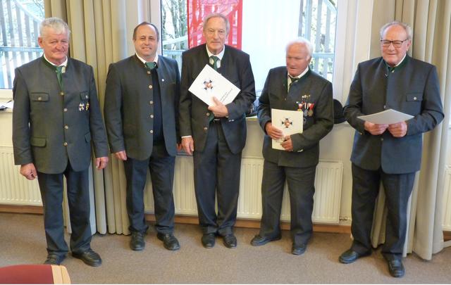 Im Rahmen der Vollversammlung wurden auch zahlreiche Ehrungen vorgenommen. | Foto: Foto:Kameradschaftsbund