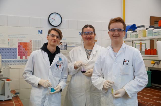 Patrick Knjisa, Tatjana Arneth und Manuel Raneburger machen an der Gerichtlichen Medizin die Lehre zu "LabortechnikerInnen Chemie".