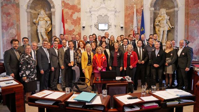 Abgeordnete aller im Landtag vertretenen Fraktionen sowie die Mitglieder der Landesregierung setzten bei der aktuellen Landtagssitzung ein Zeichen gegen Gewalt an Frauen und Mädchen. | Foto: Landtagsdirektion Tirol/Oswald