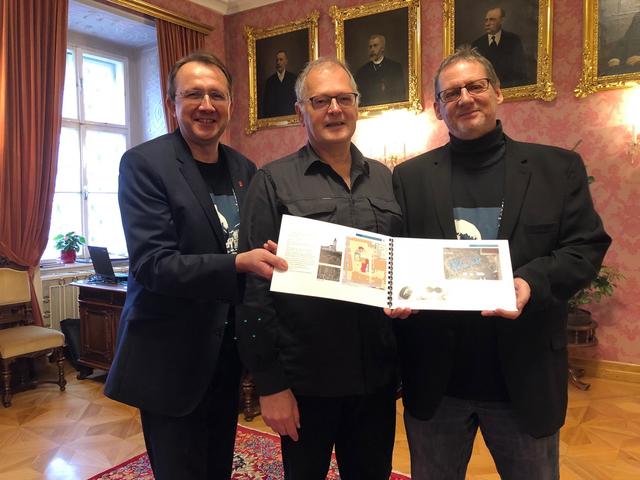 Bürgermeister Matthias Stadler, Anthropologe Karl Großschmidt und Stadtarchäologe Ronald Risy blicken positiv auf die letzten zehn Grabungsjahre am St. Pöltner Domplatz zurück.  | Foto: Loiskandl