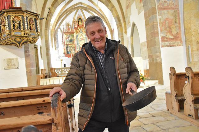 Gelernt hat er es einst von seinem Vater und noch heute macht er es beim Räuchern so: Pfarrer Bernhard Rohrmoser. | Foto: Peter J. Wieland